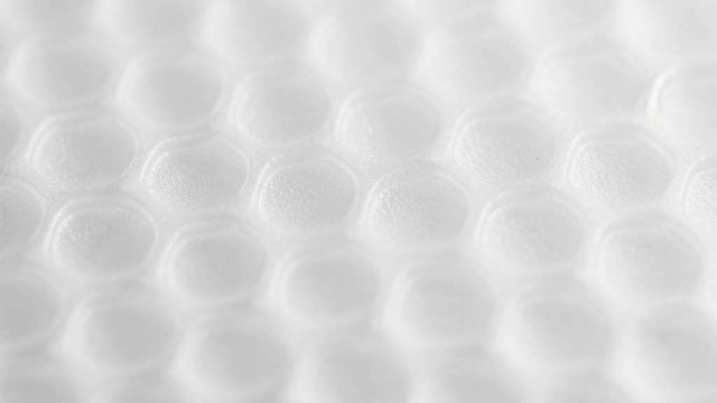 Textura macro da lente Fresnel Um close extremo de uma lente Fresnel de plástico branco mostrando sua textura superficial geométrica e facetada.